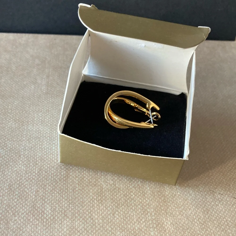 Avon Vintage Jewelry, Sleek and Classic J-Hoop GoldTone Earrings | NIB E40 - Picture 8 of 9
